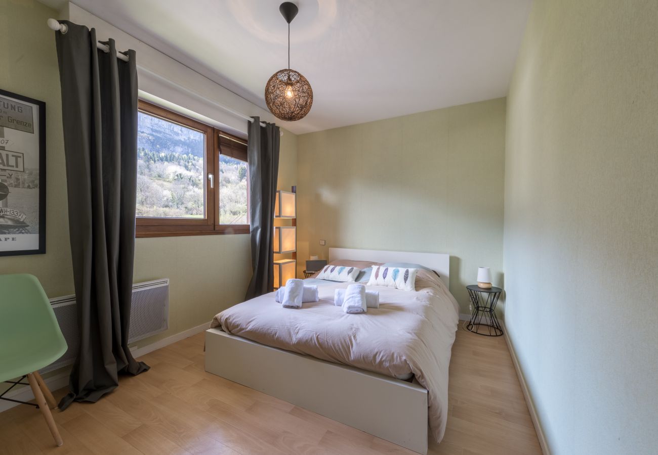 appartement de luxe, vue lac, location saisonnière, conciergerie haut de gamme, vacances, hôtel, annecy, été