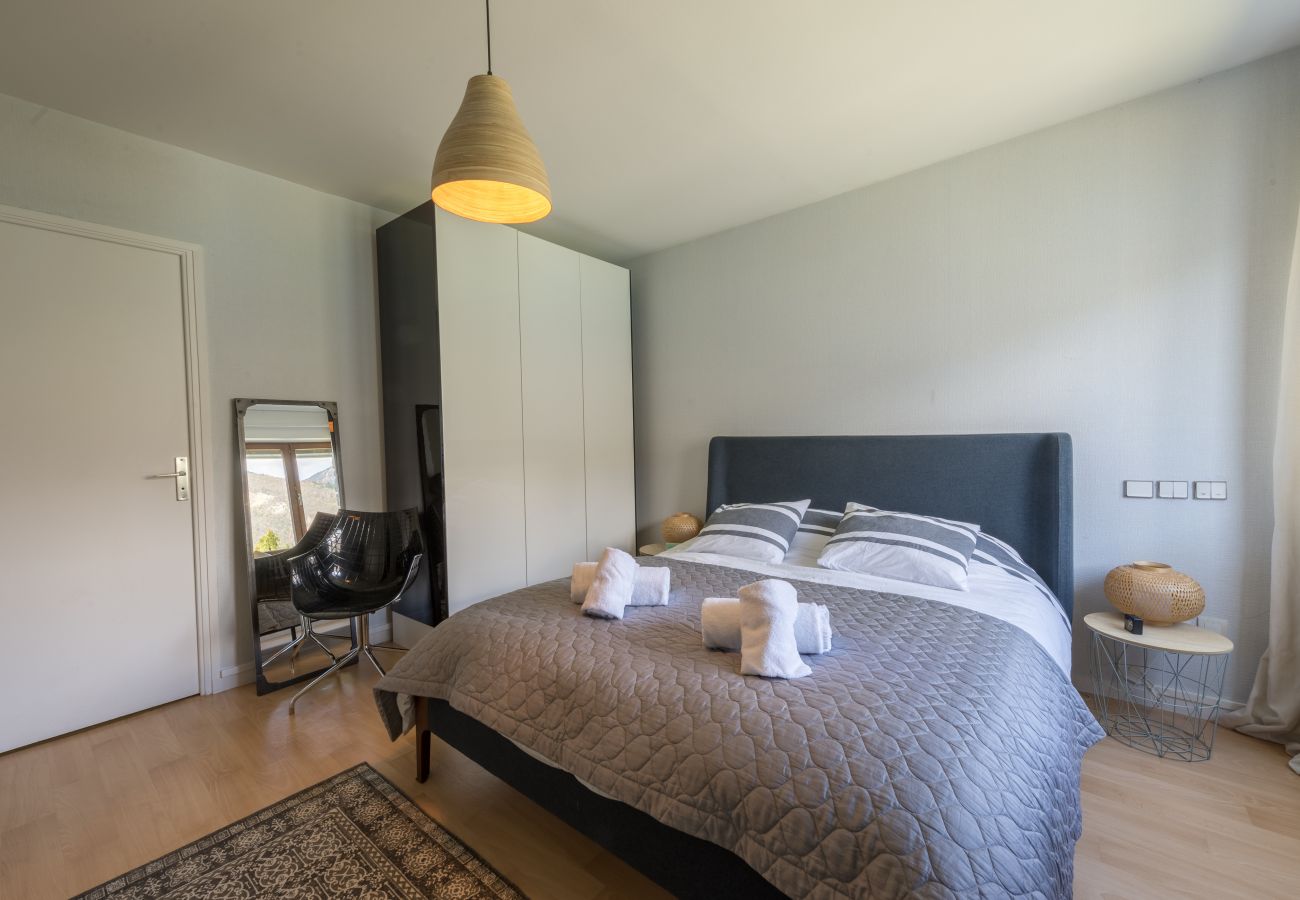 appartement de luxe, vue lac, location saisonnière, conciergerie haut de gamme, vacances, hôtel, annecy, été