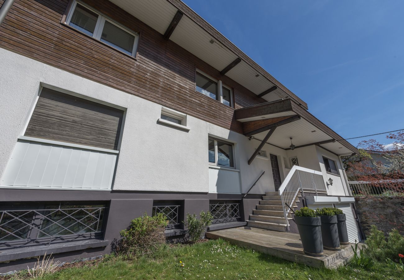 appartement de luxe, vue lac, location saisonnière, conciergerie haut de gamme, vacances, hôtel, annecy, été 