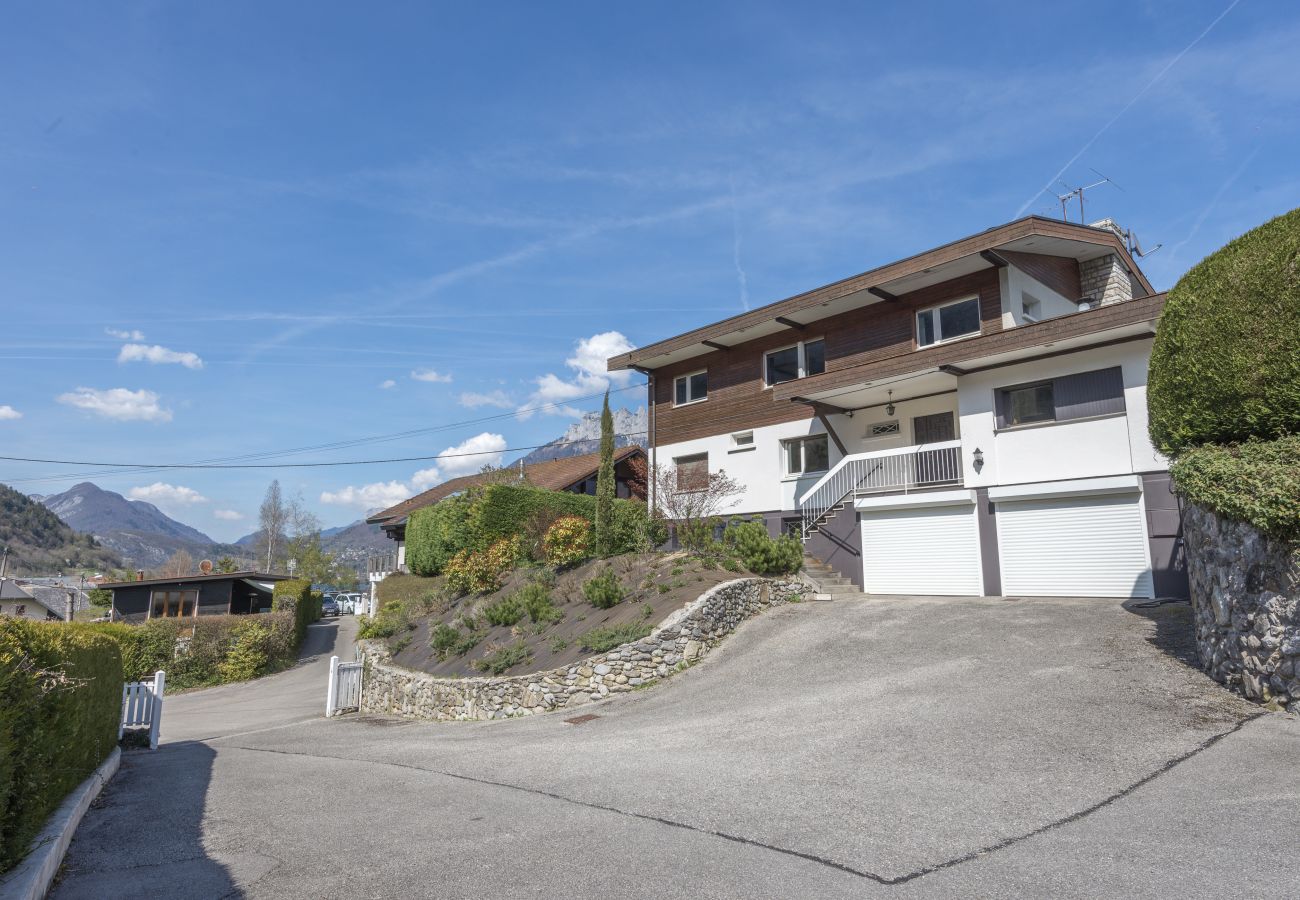 appartement de luxe, vue lac, location saisonnière, conciergerie haut de gamme, vacances, hôtel, annecy, été