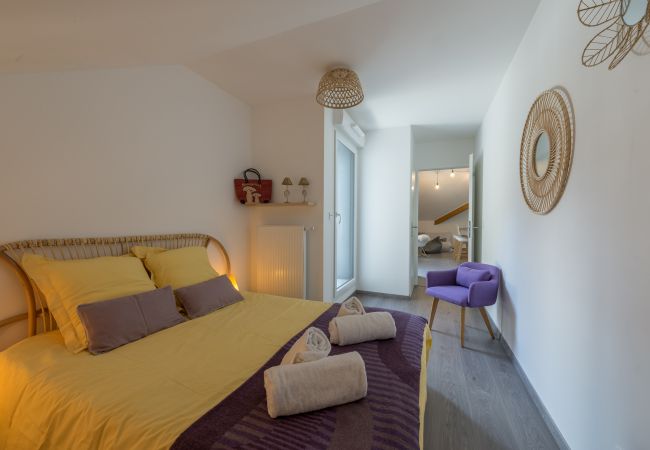 chambre double, appartement, luxe, location saisonnière, annecy, vacances, vue lac, montagne, hôtel, taillefer, neige, soleil