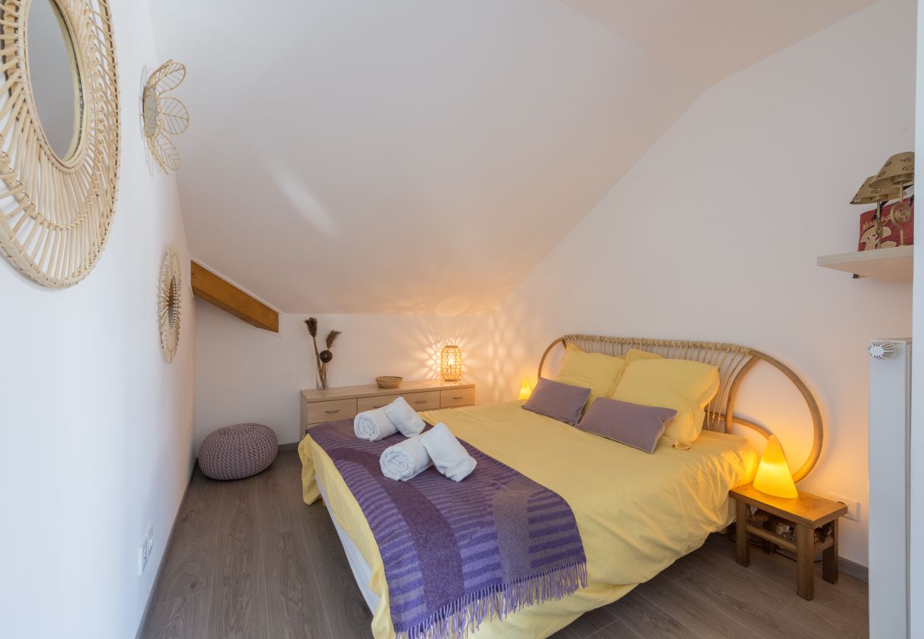 chambre double, appartement, luxe, location saisonnière, annecy, vacances, vue lac, montagne, hôtel, neige, soleil