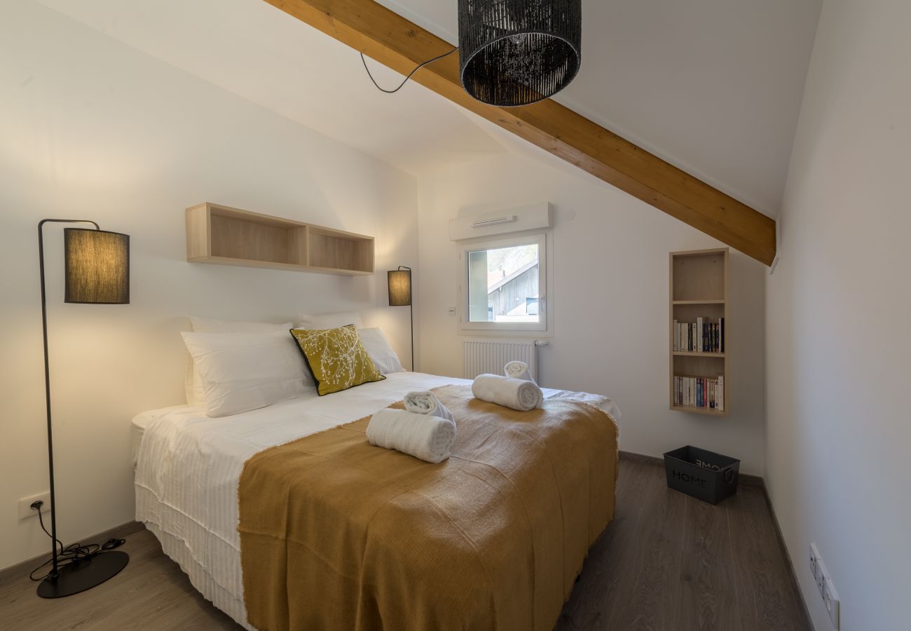 chambre double, appartement, luxe, location saisonnière, annecy, vacances, vue lac, montagne, jacuzzi, hôtel, neige, soleil