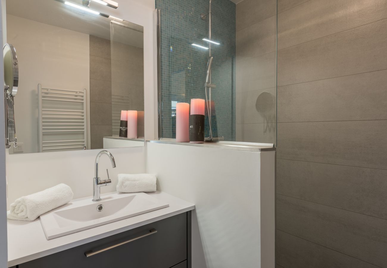 salle de douche, appartement, luxe, location saisonnière, annecy, vacances, vue lac, montagne, jacuzzi, hôtel, neige, soleil