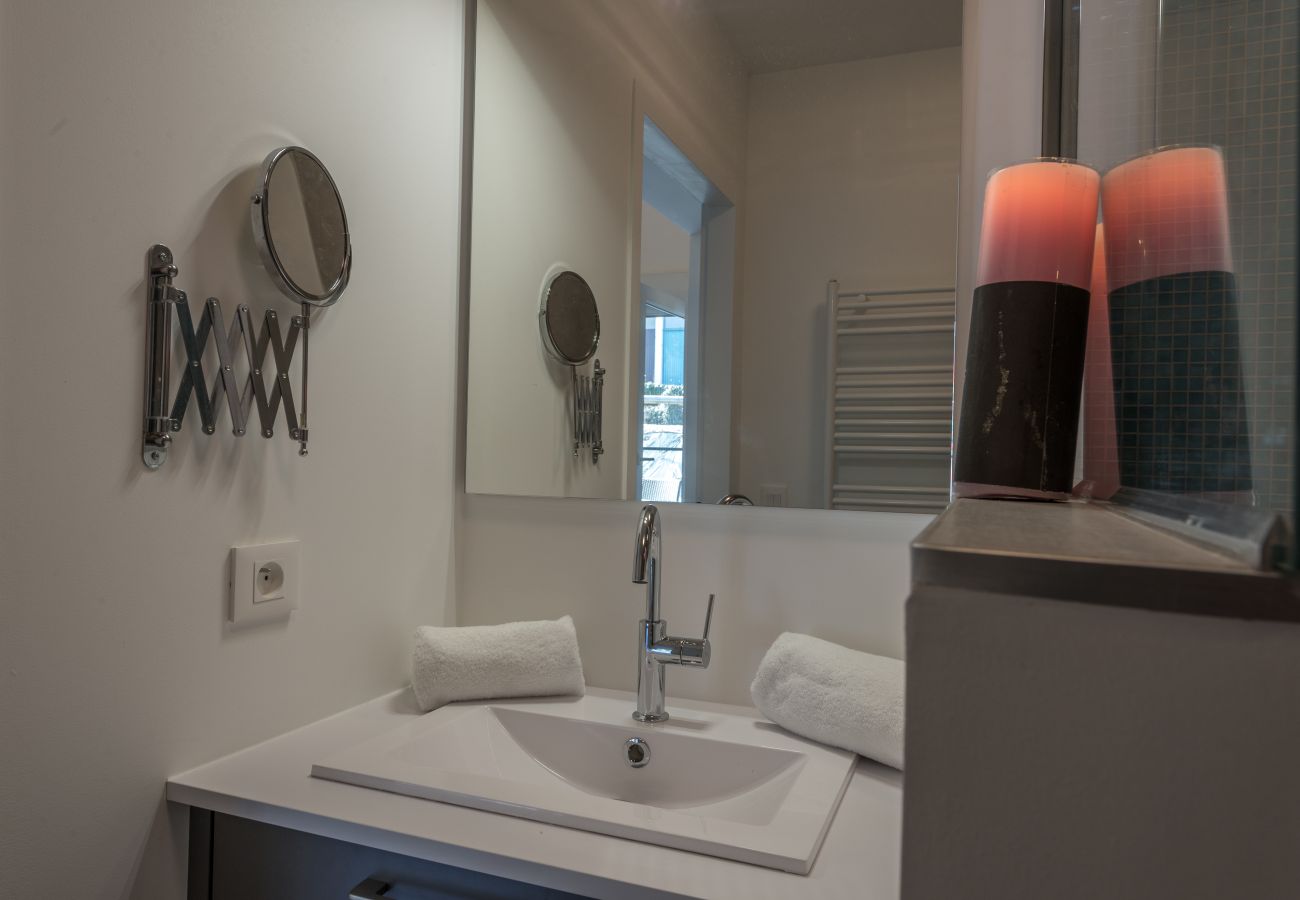 salle de douche, appartement, luxe, location saisonnière, annecy, vacances, vue lac, montagne, jacuzzi, hôtel, neige, soleil