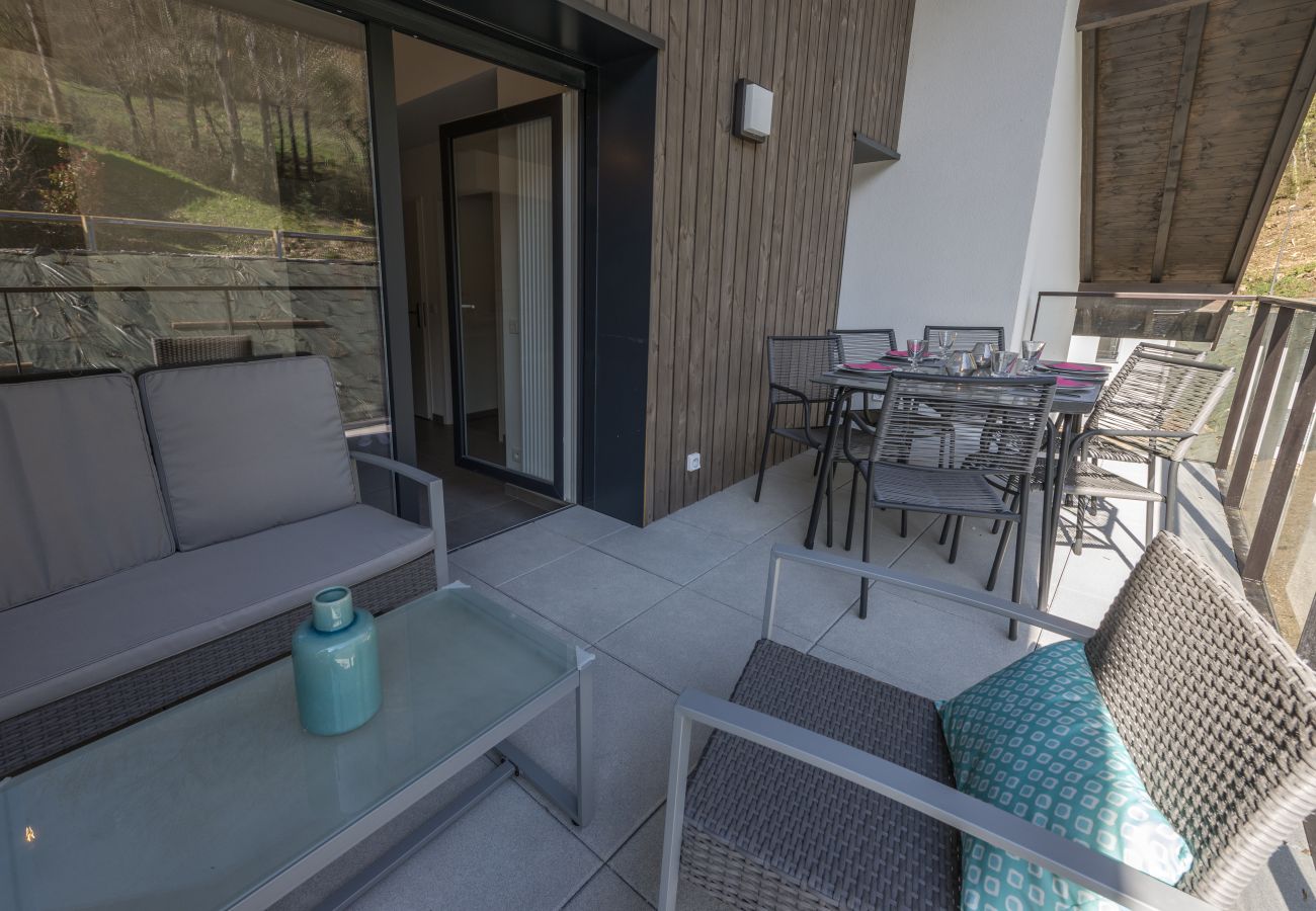 balcon, appartement, luxe, location saisonnière, annecy, vacances, vue lac, montagne, jacuzzi, hôtel, neige, soleil