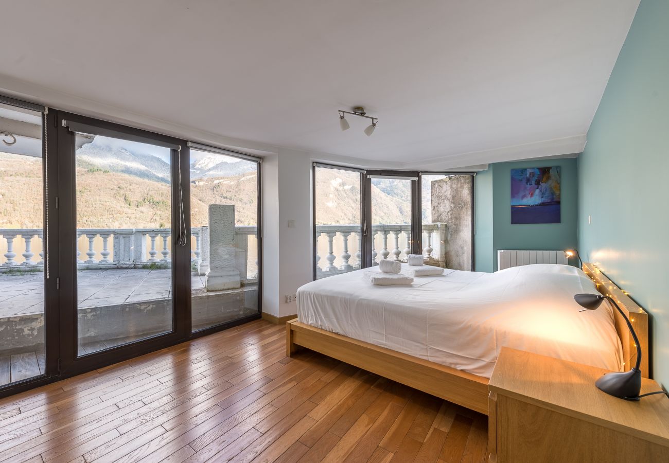 chambre, appartement, luxe, location saisonnière, annecy, vacances, vue lac, montagne, hôtel, plage privée, neige, soleil 