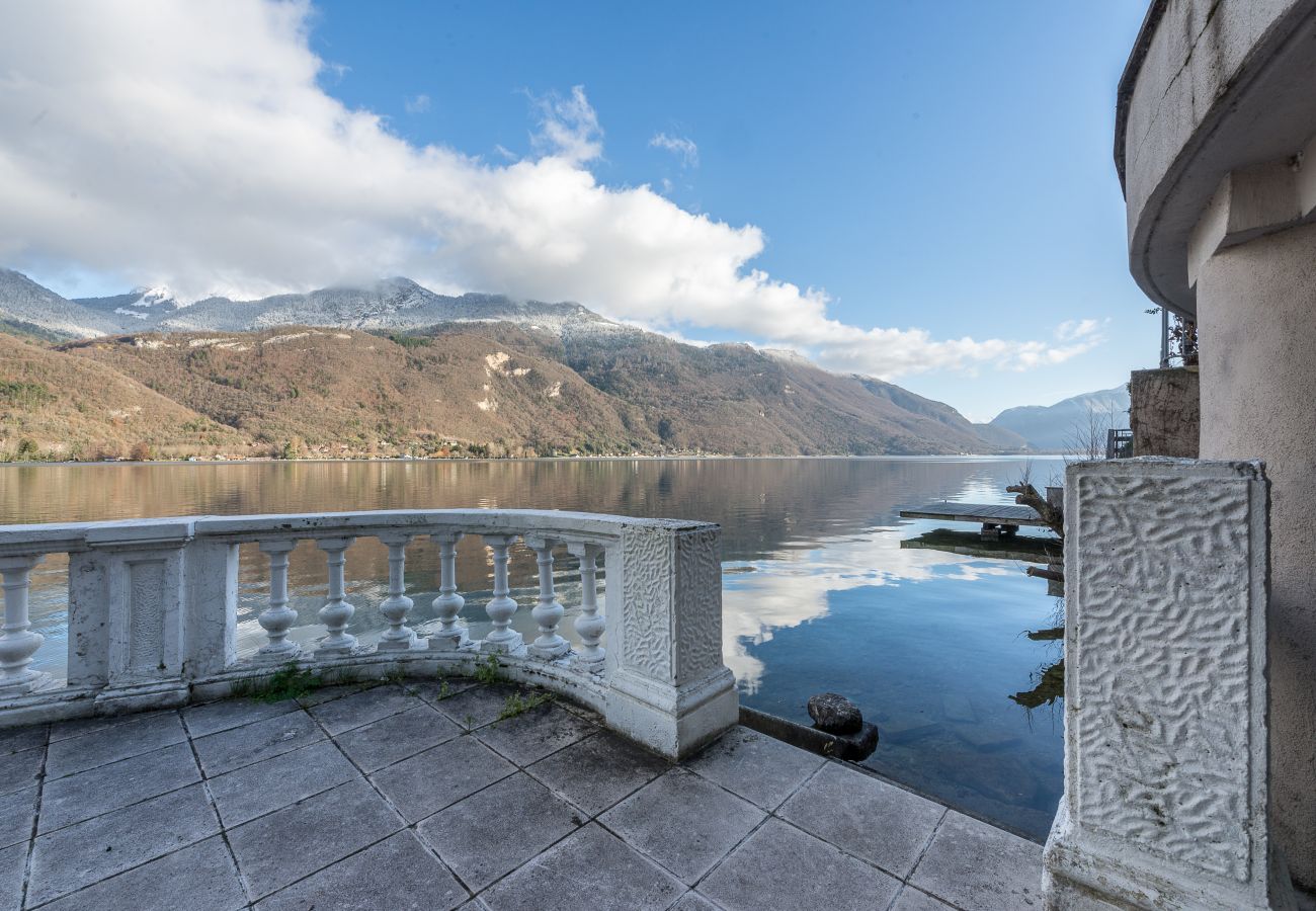 accès direct au lac, appartement, luxe, location saisonnière, annecy, vacances, montagne, hôtel, plage privée, neige, soleil 