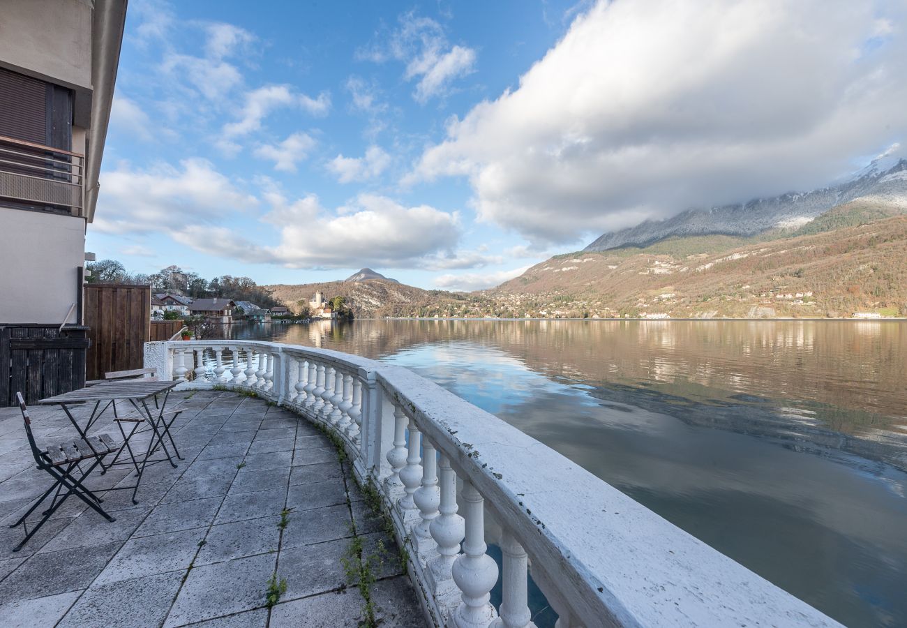 terrasse, appartement, luxe, location saisonnière, annecy, vacances, vue lac, montagne, hôtel, plage privée, neige, soleil 