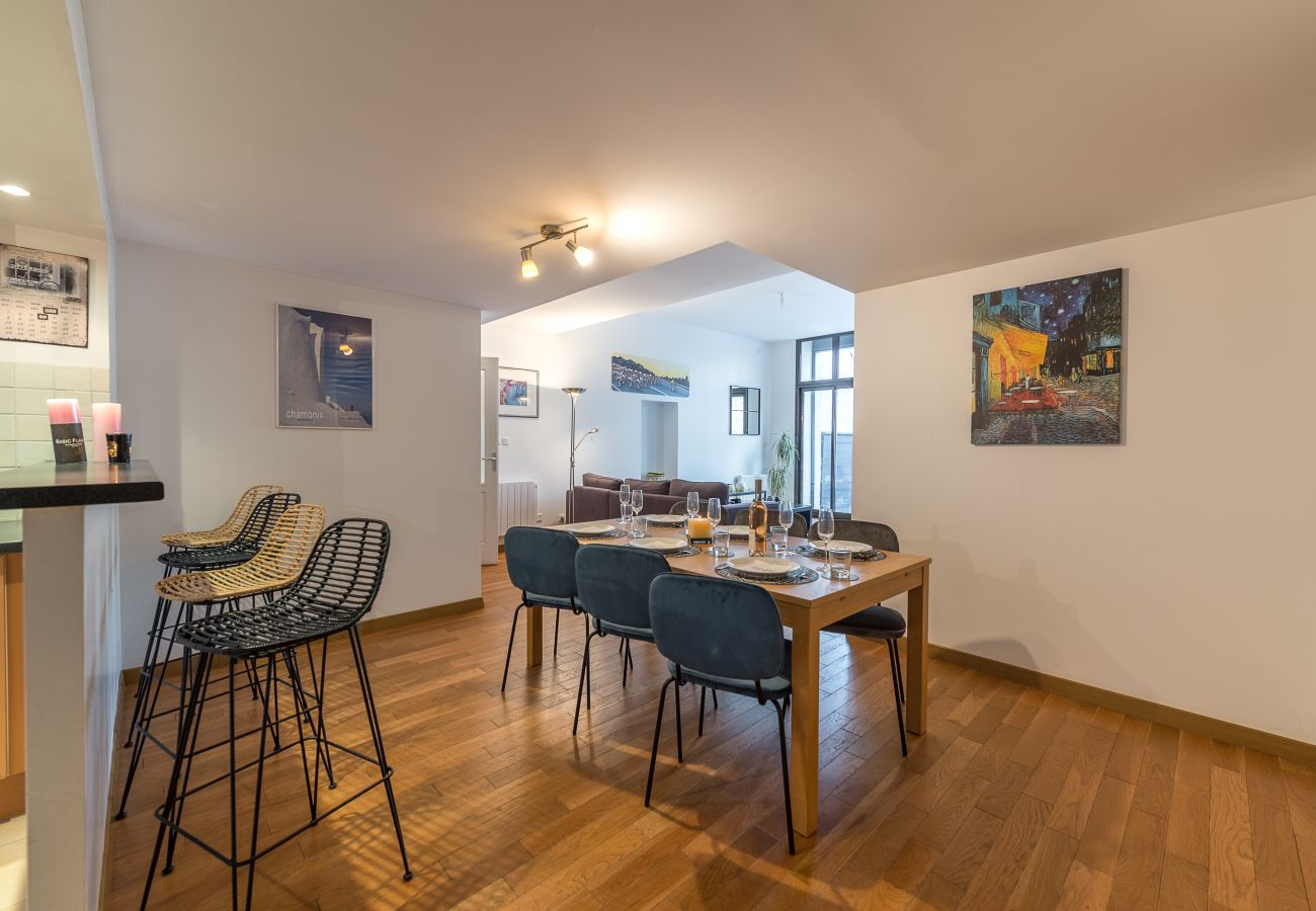 salle à manger, appartement, luxe, location saisonnière, annecy, vacances, lac, montagne, hôtel, plage privée, neige, soleil 