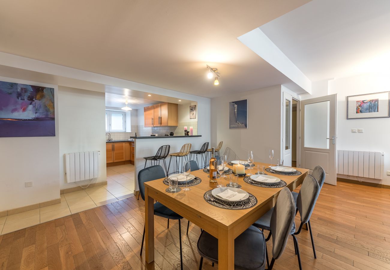 salle à manger, appartement, luxe, location saisonnière, annecy, vacances, lac, montagne, hôtel, plage privée, neige, soleil 