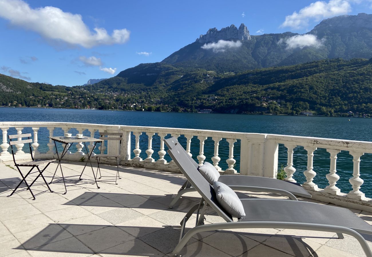 terrasse, appartement, luxe, location saisonnière, annecy, vacances, vue lac, montagne, hôtel, plage privée, neige, soleil 