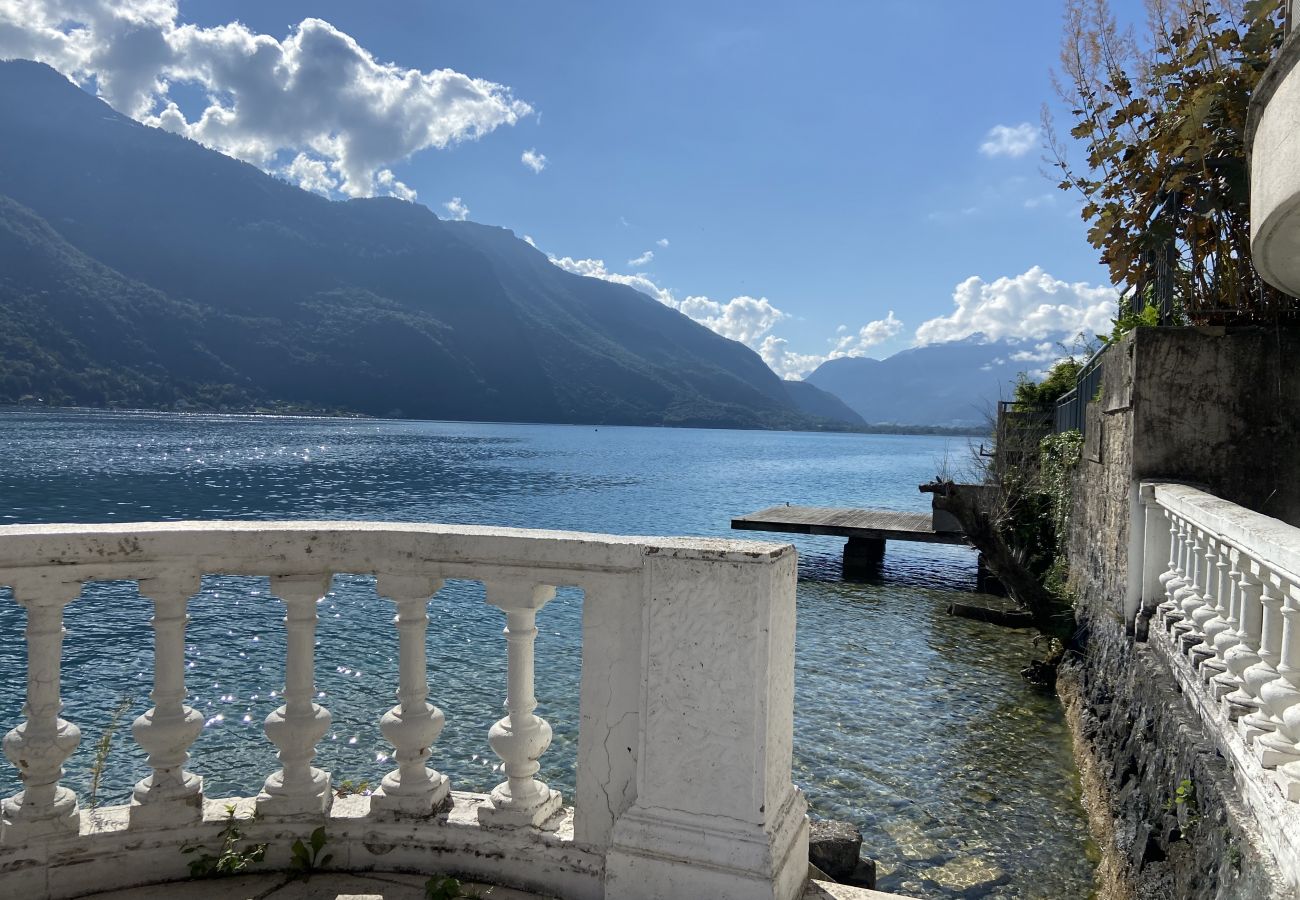 accès direct au lac, appartement, luxe, location saisonnière, annecy, vacances, montagne, hôtel, plage privée, neige, soleil 