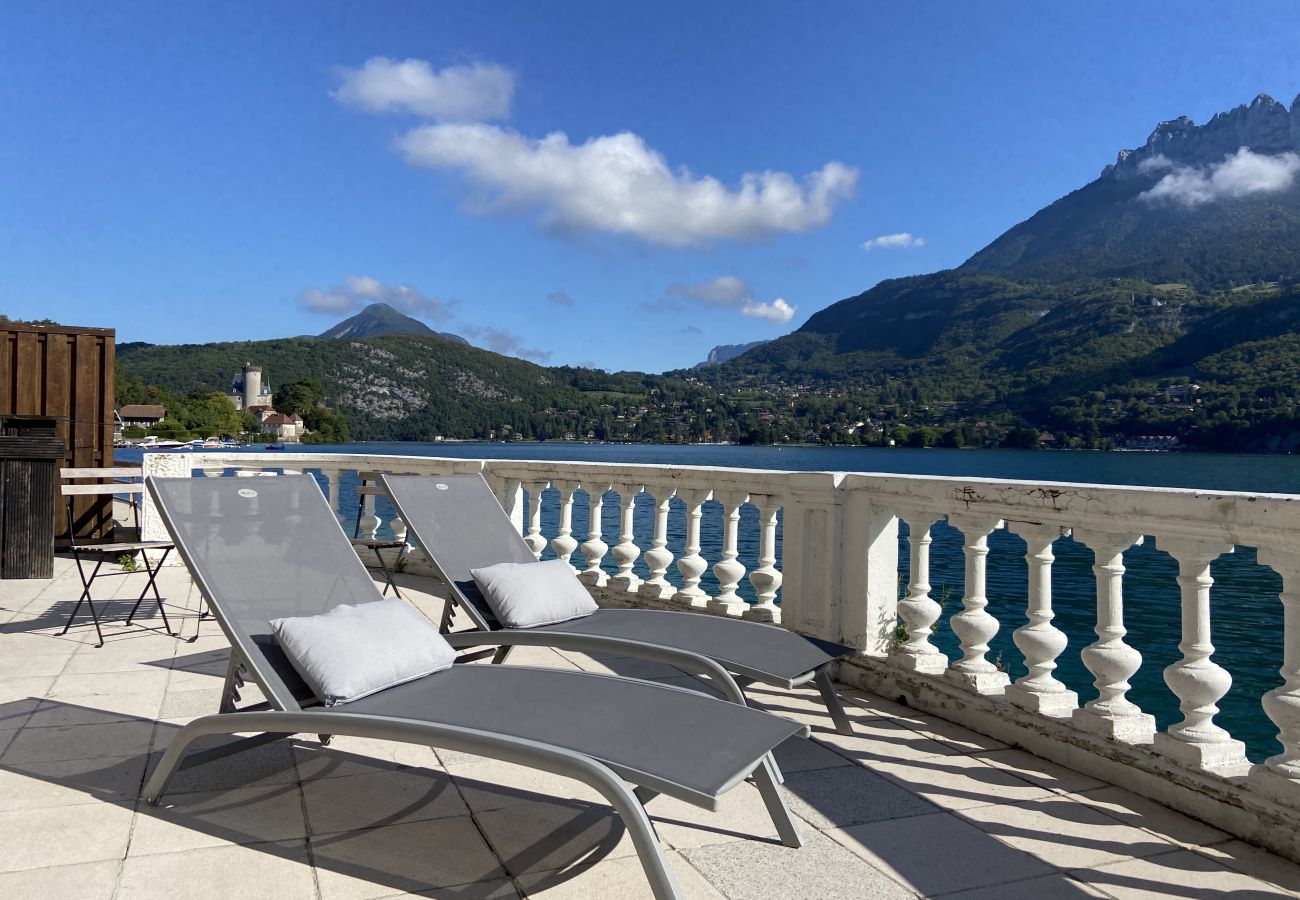 terrasse, appartement, luxe, location saisonnière, annecy, vacances, vue lac, montagne, hôtel, plage privée, neige, soleil 