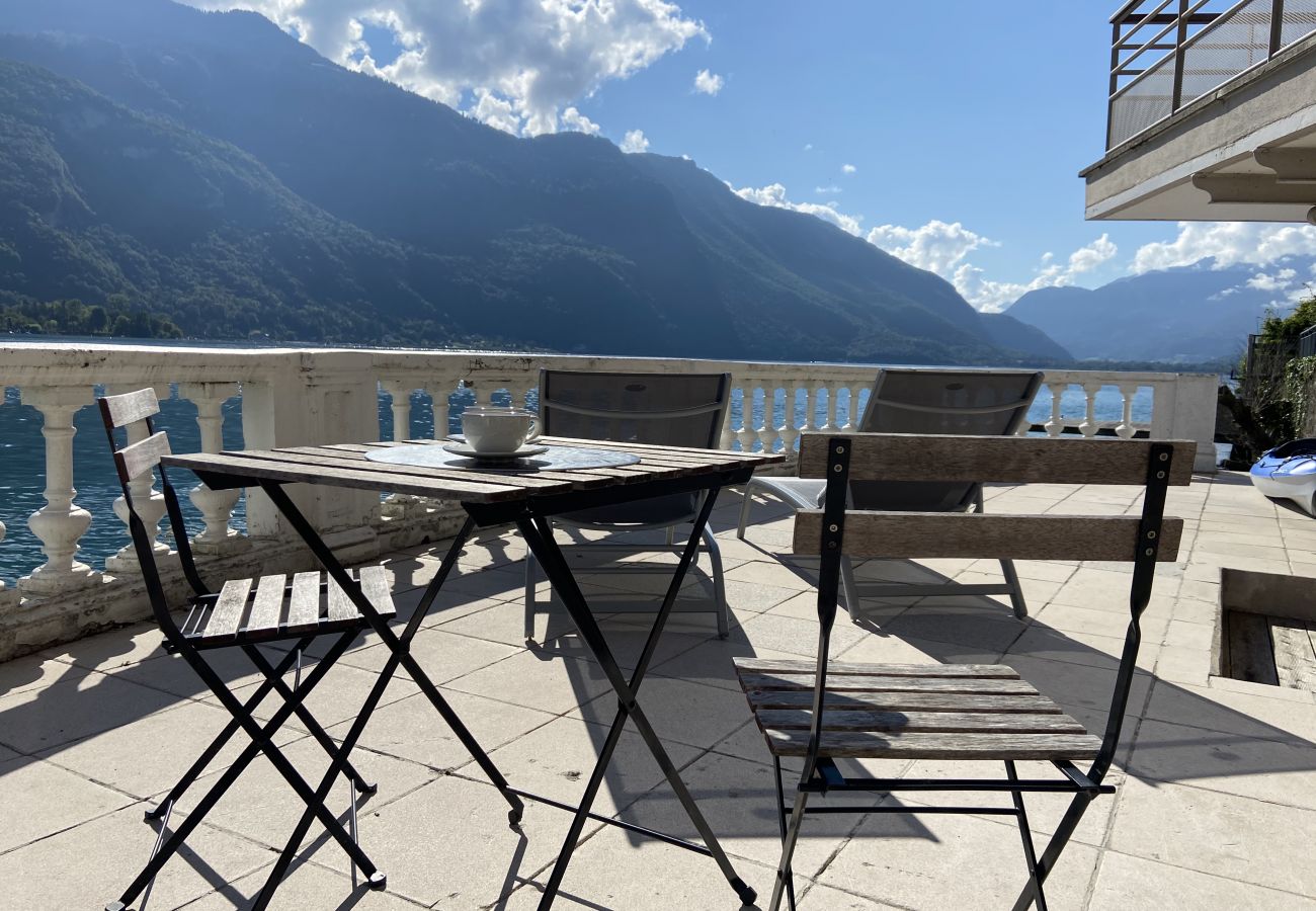 terrasse, appartement, luxe, location saisonnière, annecy, vacances, vue lac, montagne, hôtel, plage privée, neige, soleil  