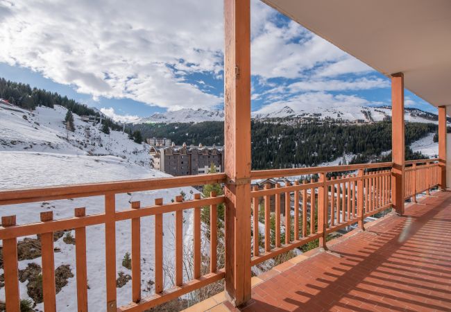 location saisonnière à Courchevel - balcon ensoleillé - vue sur les montagnes