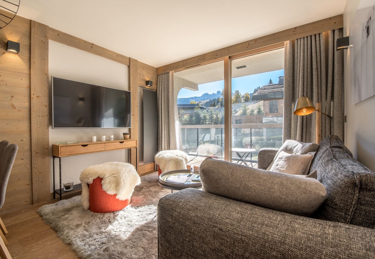 Appartement de location saisonnière de luxe à Courchevel près des pistes avec pièce à vivre spacieuse et vue sur les pistes 