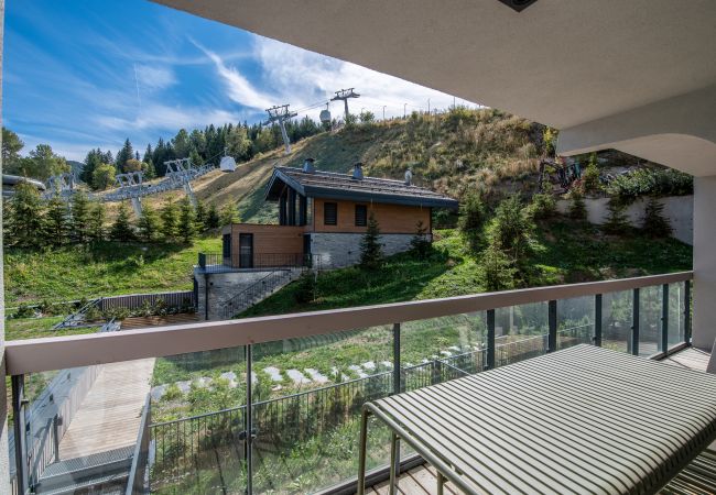 Appartement à louer Courchevel pieds des pistes avec piscine, location de luxe dans les alpes, conciergerie au centre village