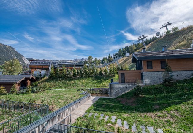 Appartement à louer Courchevel pieds des pistes avec piscine, location de luxe dans les alpes, conciergerie au centre village