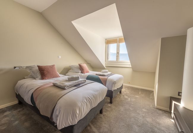 chambre, appartement, luxe, location saisonnière, annecy, vacances, vue lac, montagne, hôtel, neige, soleil, plage, famille 