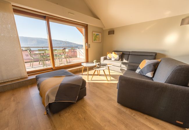 salon, appartement, luxe, location saisonnière, annecy, vacances, vue lac, montagne, hôtel, neige, soleil, plage, famille 