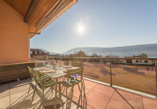 balcon, appartement, luxe, location saisonnière, annecy, vacances, vue lac, montagne, hôtel, neige, soleil, plage, famille 