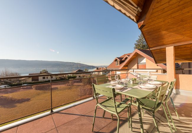 balcon, appartement, luxe, location saisonnière, annecy, vacances, vue lac, montagne, hôtel, neige, soleil, plage, famille 