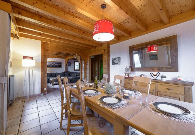 salon, maison, chalet, luxe, location saisonnière, annecy, vacances, vue lac, montagne, hôtel, plage privée, neige, soleil 