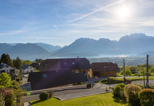 chalet de luxe, vue lac, location saisonnière, conciergerie haut de gamme, vacances, hôtel, annecy, été, jardin, airbnb