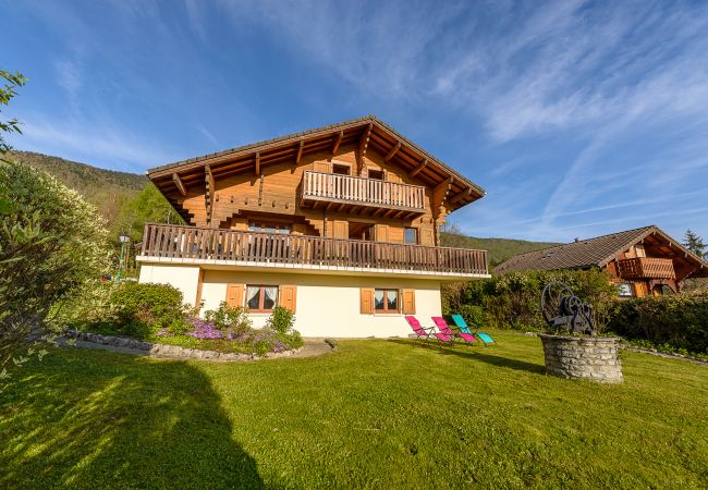 chalet de luxe, vue lac, location saisonnière, conciergerie haut de gamme, vacances, hôtel, annecy, été, jardin, airbnb