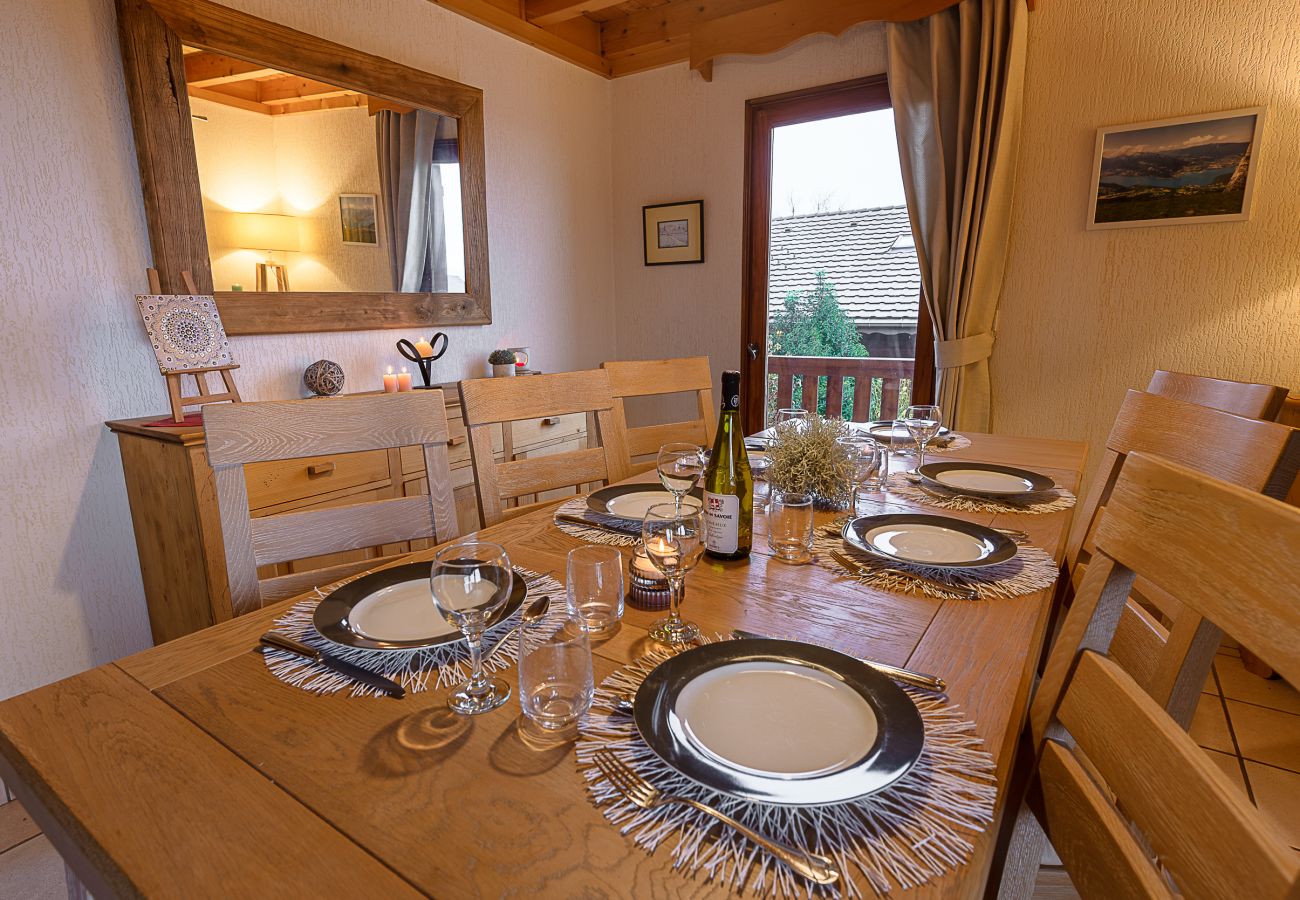 table, maison, chalet, luxe, location saisonnière, annecy, vacances, vue lac, montagne, hôtel, plage privée, neige, soleil 