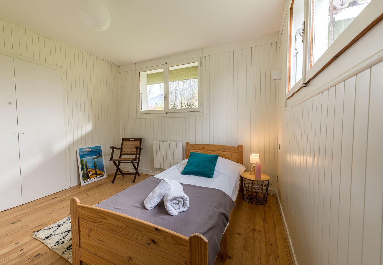 chambre lit simple, Rez de jardin, chalet annecy, hebergement saint jorioz, village vacances annecy