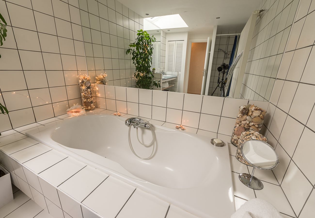 salle de bain, baignoire, location saisonnière, annecy, vacances, lac, montagne, luxe, maison, villa, hôtel, neige, soleil 