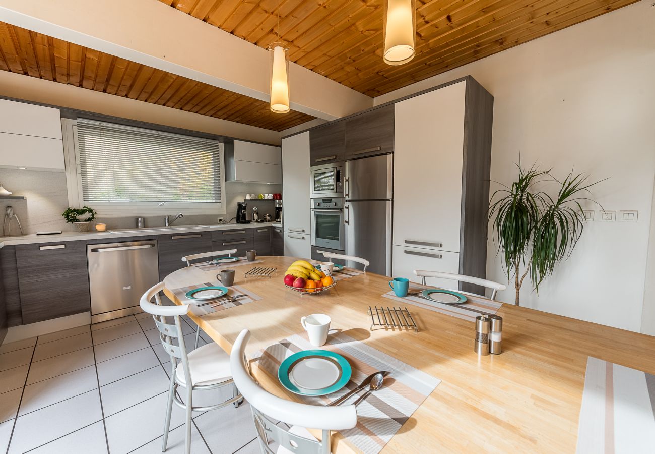 Espace cuisine avec table à manger, la cuisine est entièrement équipée 