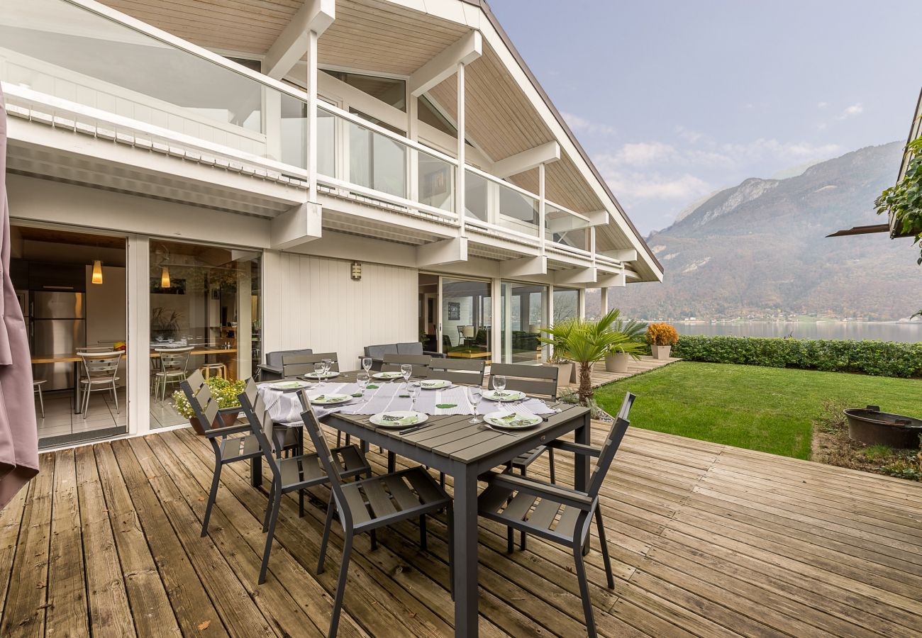 terrasse avec vue lac, location saisonnière, annecy, vacances, lac, montagne, luxe, maison, villa, hôtel, neige, soleil 