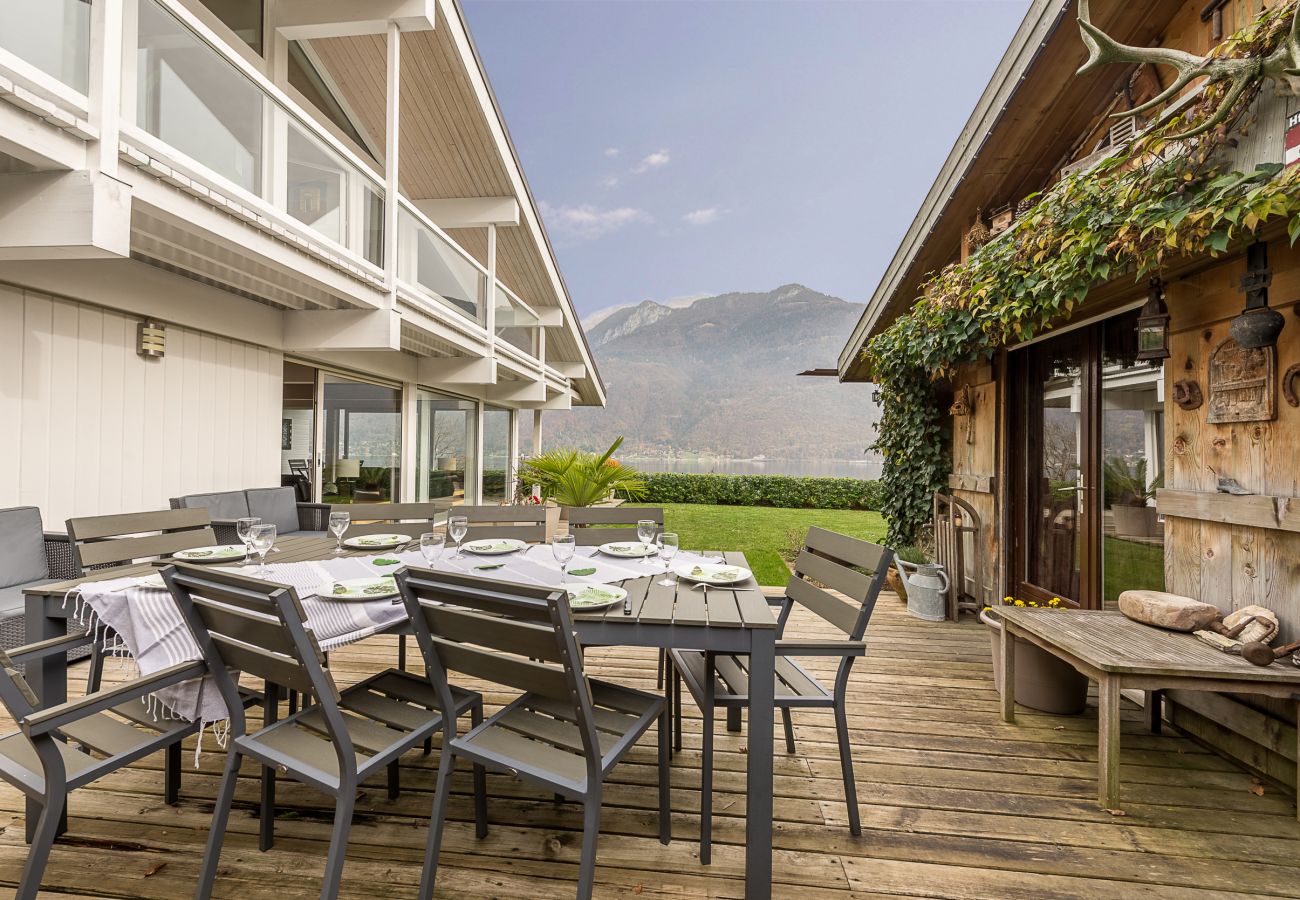 terrasse, table à manger, location saisonnière, annecy, vacances, lac, montagne, luxe, maison, villa, hôtel, neige, soleil 