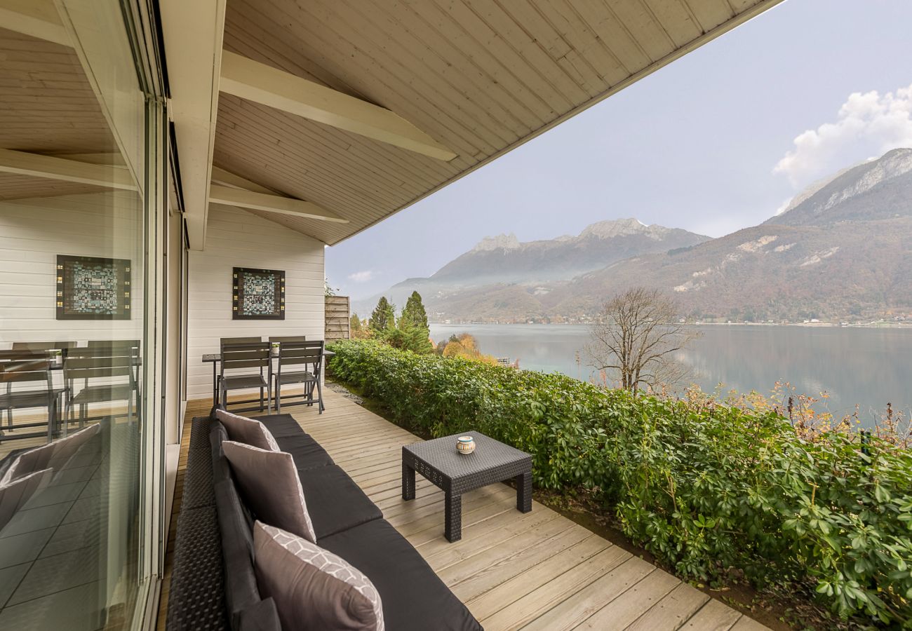 terrasse avec vue lac, location saisonnière, annecy, vacances, lac, montagne, luxe, maison, villa, hôtel, neige, soleil 