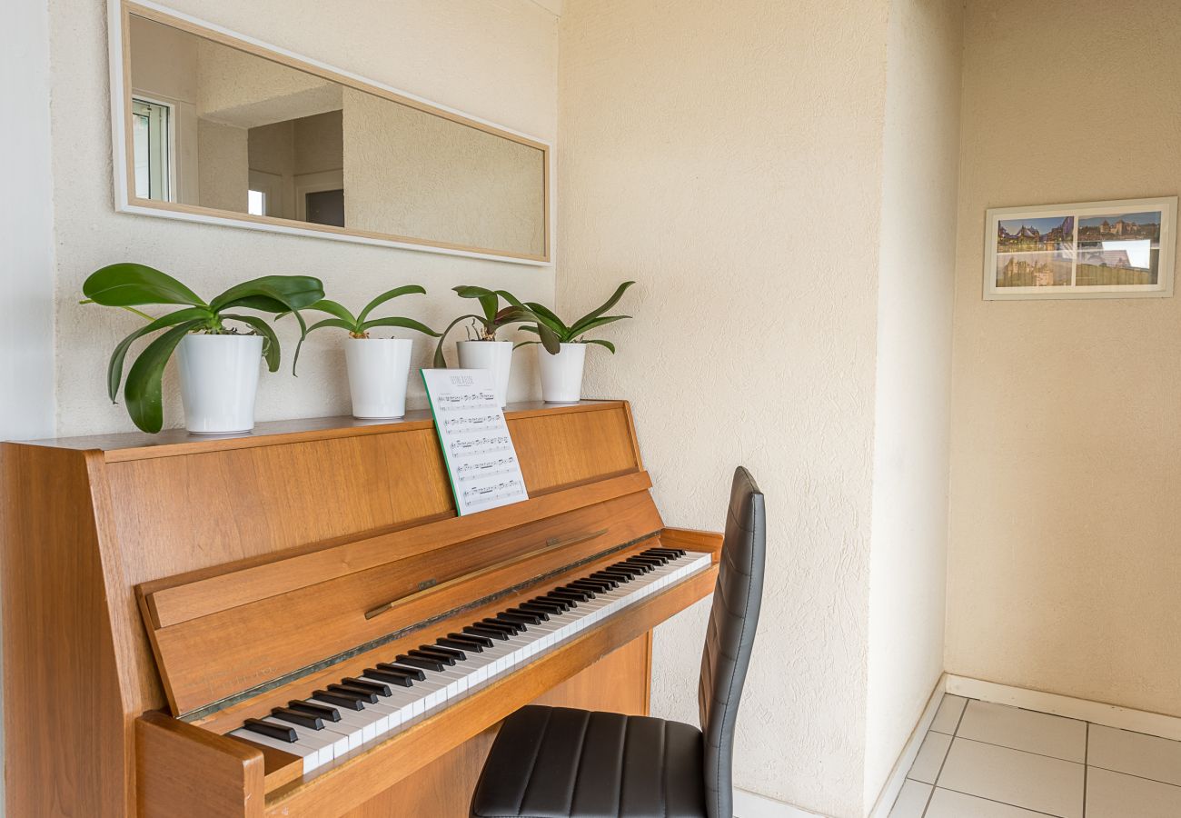 piano, location saisonnière, annecy, vacances, lac, montagne, luxe, maison, villa, hôtel, neige, soleil 