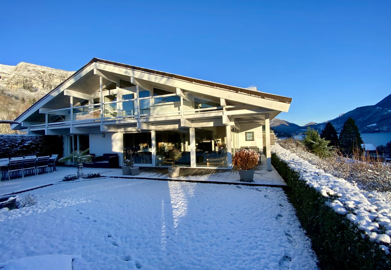 maison, Bredannaz, charme, luxe, vue lac, neige, hiver, ski, montagnes, maison de vacances, location annecy, maison à louer 