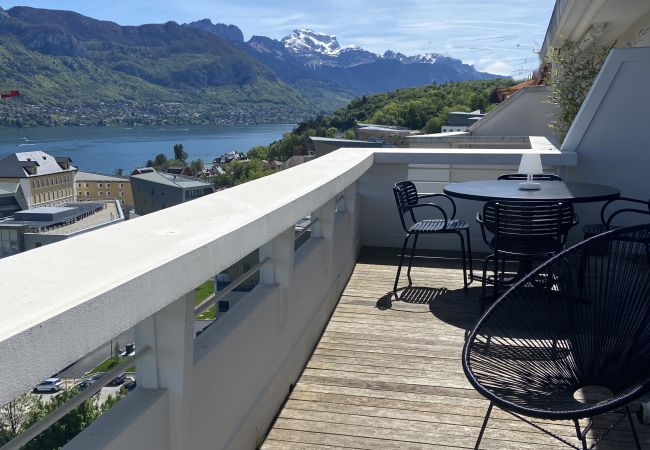 balcon, location saisonnière, vacances, annecy, vue lac, vue montagne, luxe, appartement, villa, hôtel, neige, soleil