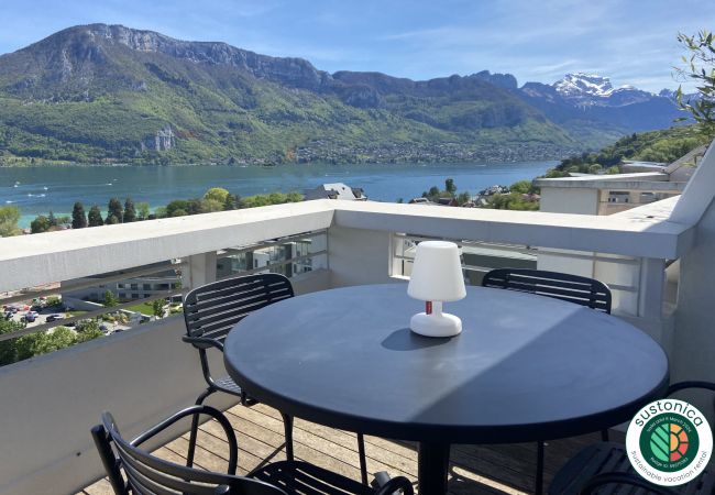 appartement à louer centre Annecy, vue lac, 4 personnes, conciergerie haut de gamme, hotel luxe, famille, location