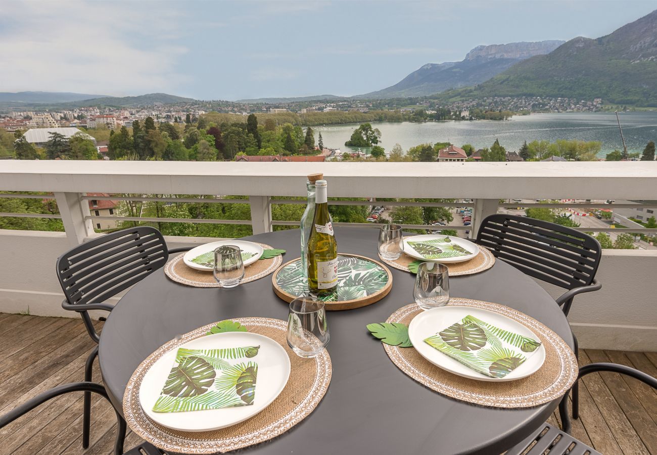 balcon, location saisonnière, vacances, annecy, vue lac, vue montagne, luxe, appartement, villa, hôtel, neige, soleil