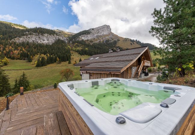 chalet, luxe, location saisonnière, clusaz, vacances, ski, neige, montagne, hôtel, neige, soleil, hiver, jacuzzi, alpes 