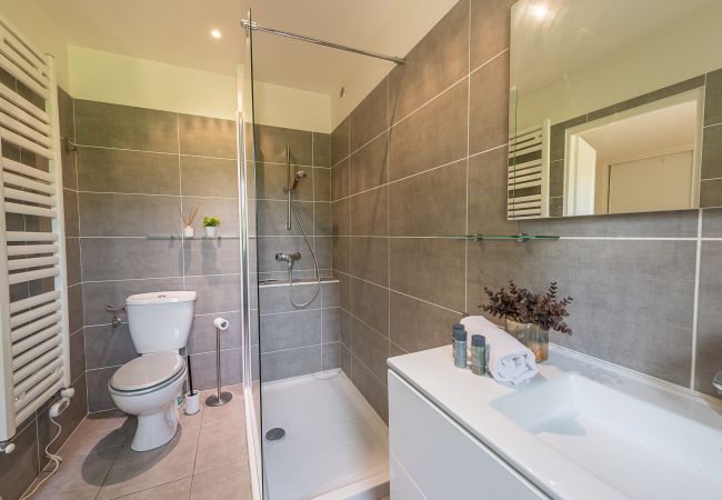 salle de douche, cocooning, location saisonnière, vacances, annecy, lac, montagne, luxe, maison, villa, hôtel, neige, soleil