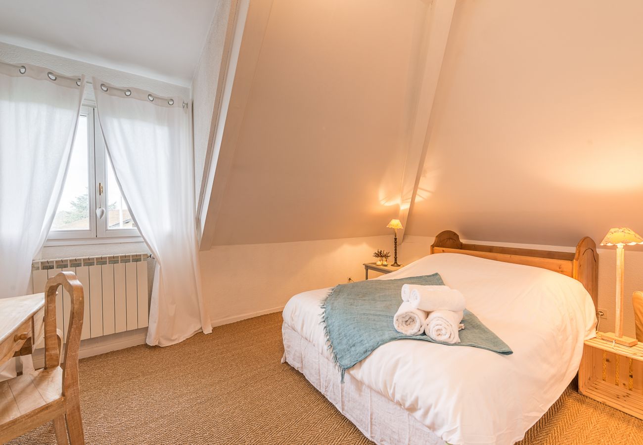 Chambre double spacieuse avec bureau à Annecy-le-vieux
