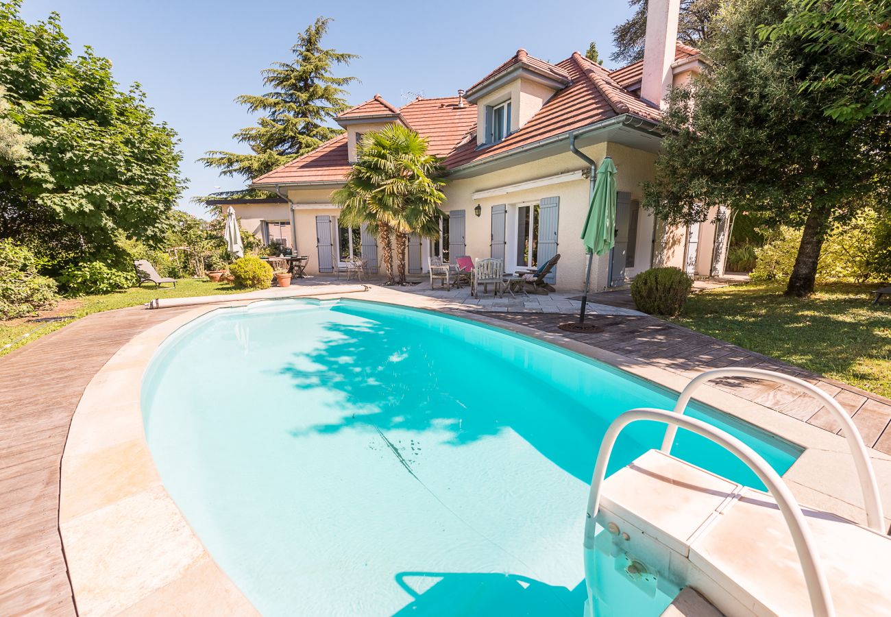 Piscine ensoleillée d'une villa familiale à Annecy-le-vieux