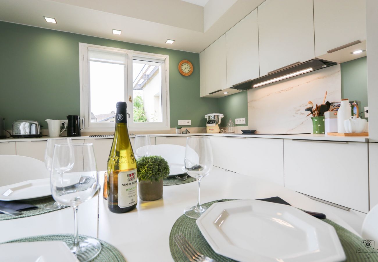 Cuisine moderne et équipée avec cadeau de bienvenue dans une villa à Annecy-le-vieux