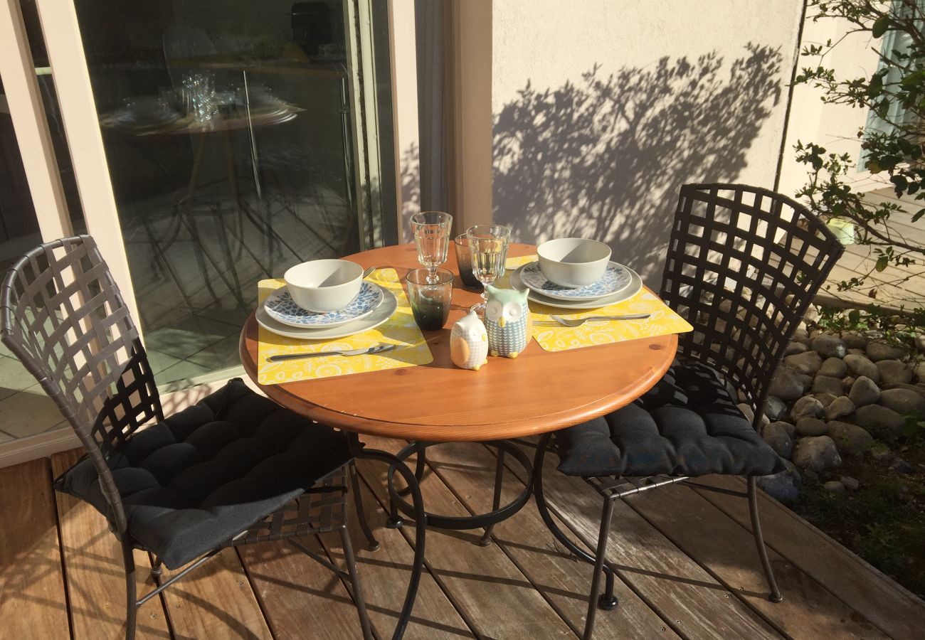 table à manger, extérieur, balcon, location saisonnière, vacances, 2 personnes, luxe