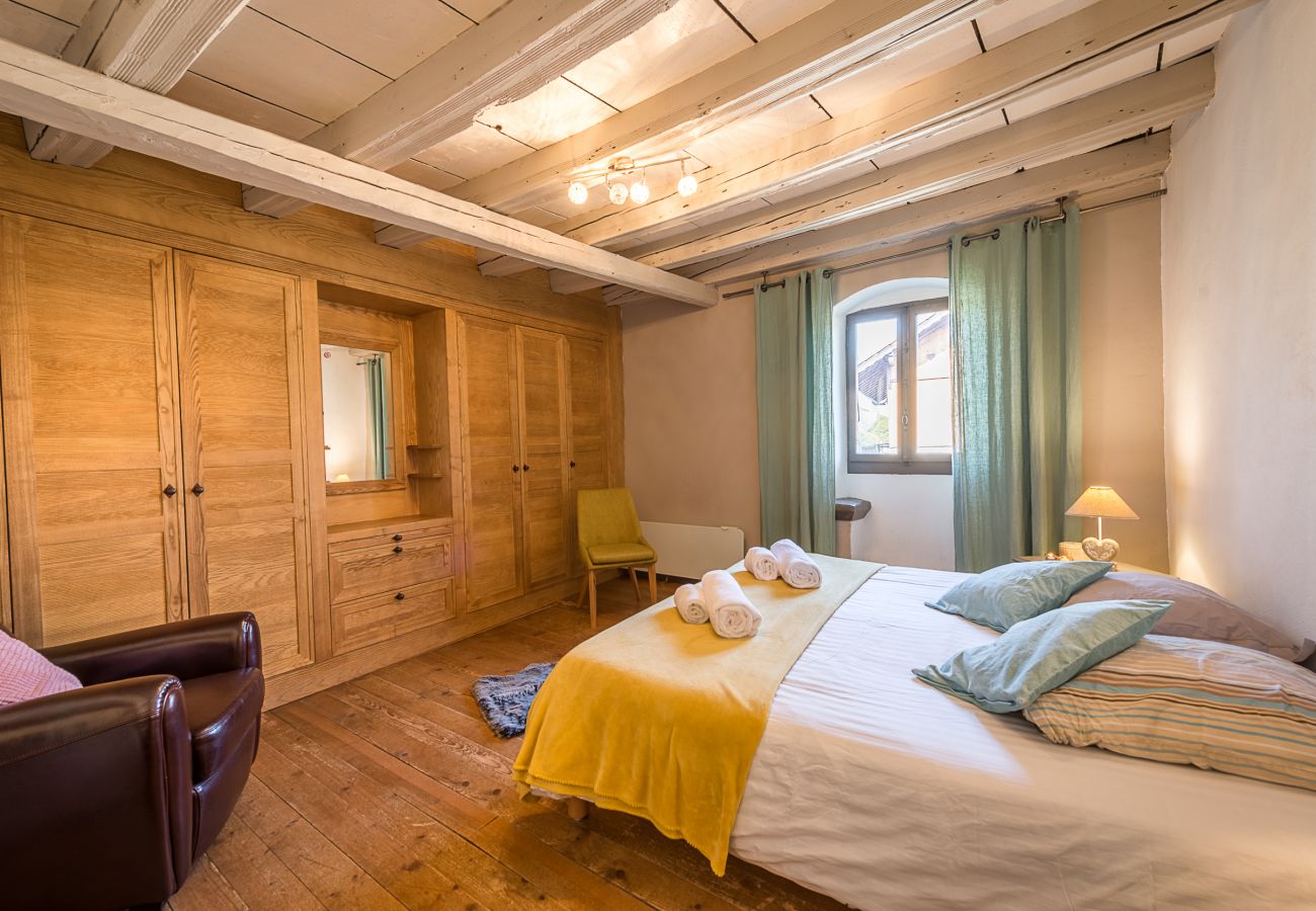 chambre double, maison Saint Jorioz, lac annecy tourism, chalet de montagne