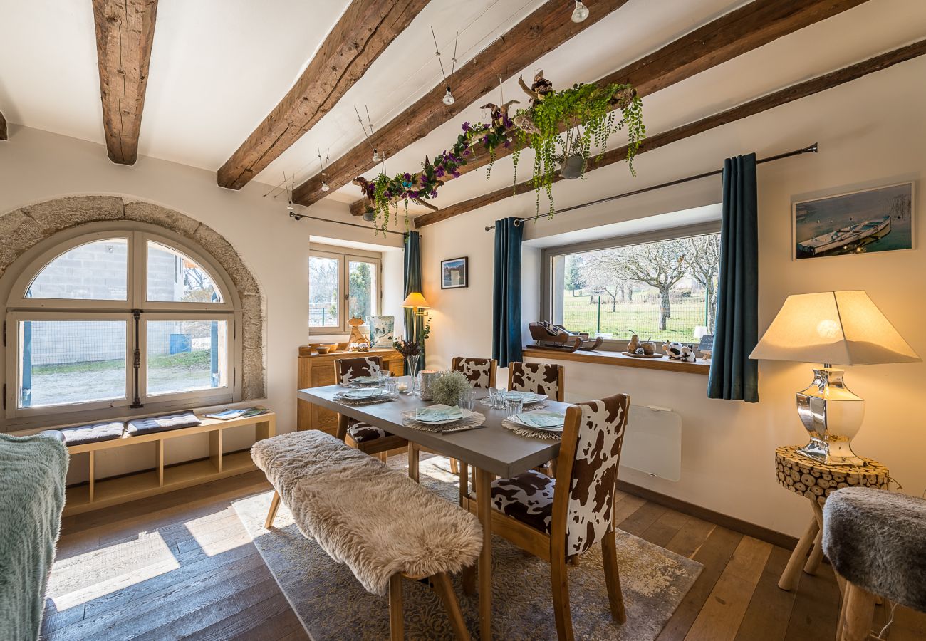 salle à manger, accès terrasse, vue montagne, jardin, maison location annecy, location court séjour annecy